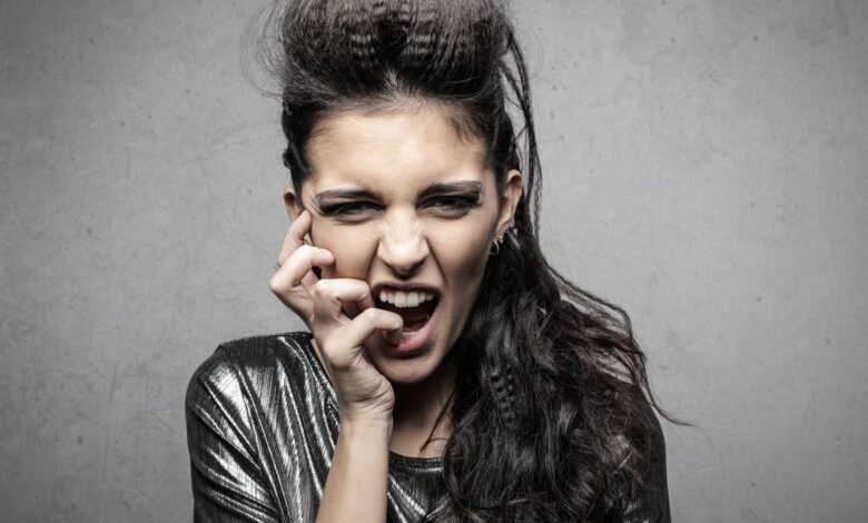 8 Signs of an Abrasive Personality No One Likes to Be Around